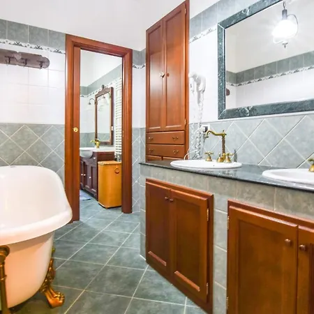 2 Bedroom Nice In 펜션 브리아티코